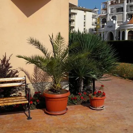 In Kassandra Complex Σάνι Μπιτς
